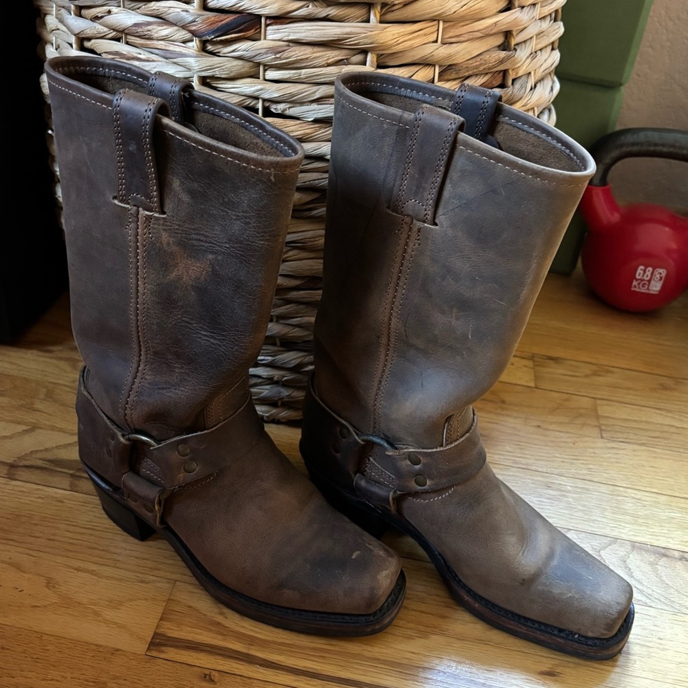 Frye 12R harness boots brown size 6 EUC smoke colorway